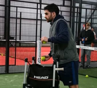 Coach de padel en séance d'entraînement