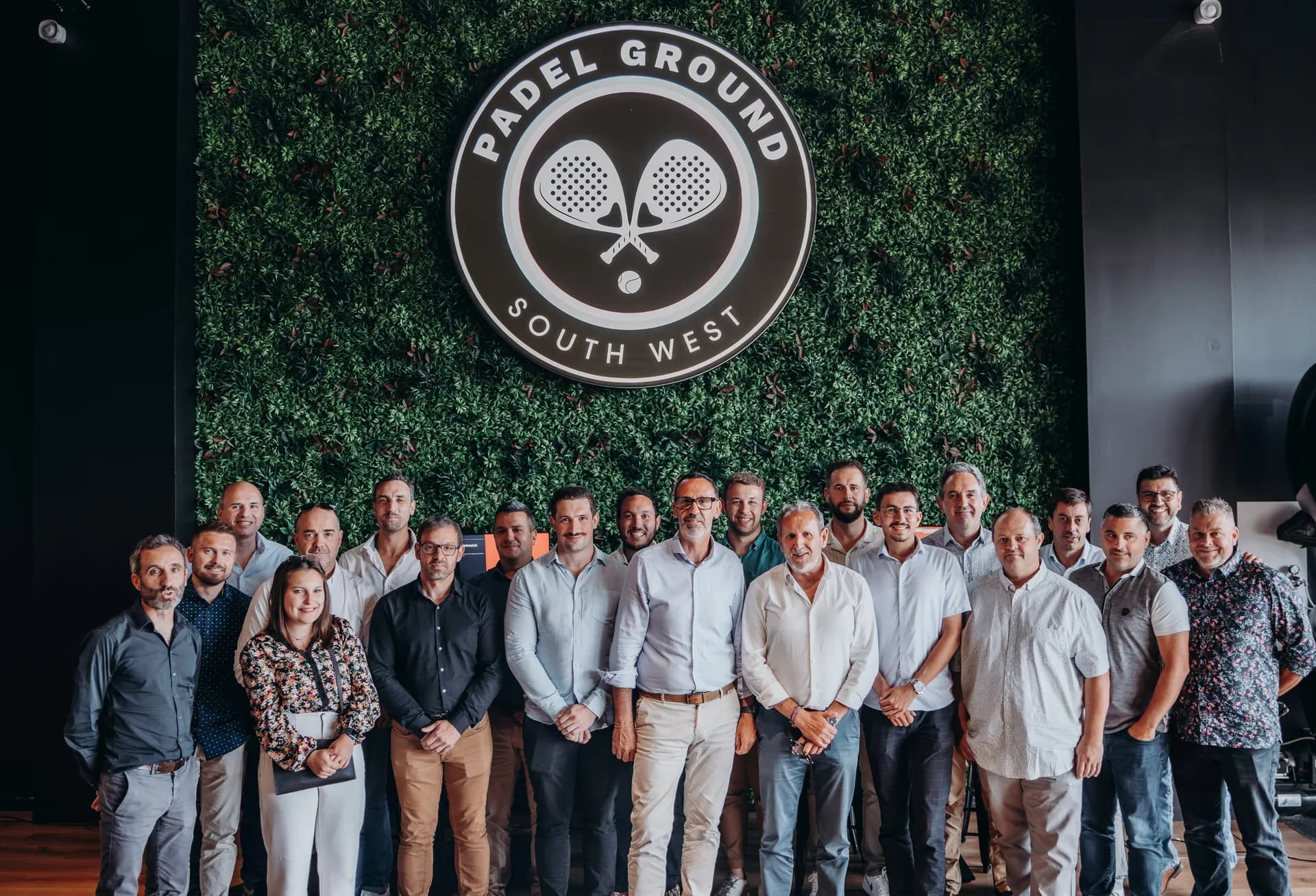Groupe réuni pour un événement d'entreprise au Padel Ground