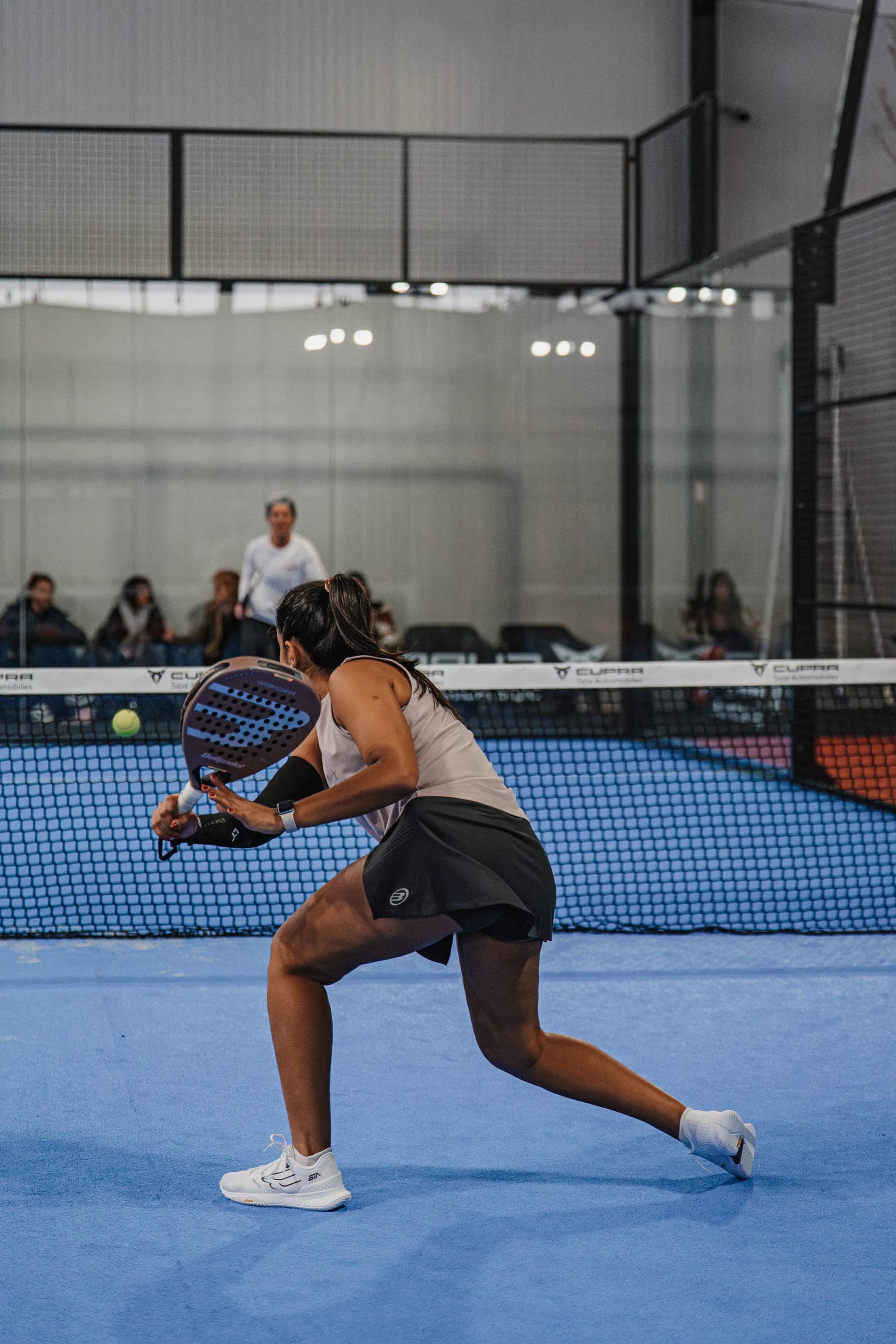 Joueuses de padel en plein match au Padel Ground